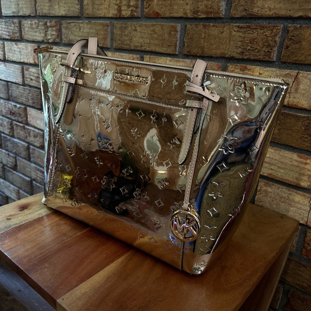 Brand new w/ tags MICHAEL KORS
CIARA
35H9GC6T3Z PALE GOLD
LG TZ TOTE